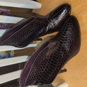 •Vince Camuto• Dark Purple Snake Skin Booties Sz 9